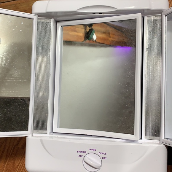 Enhanced vanity mirror with led lights . - Picture 2 of 3